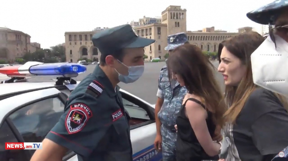 В Ереване произошел очередной инцидент между полицейскими и девушками без масок (видео)